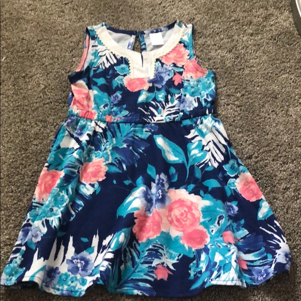 Adorable soft summer 👗 size 5T